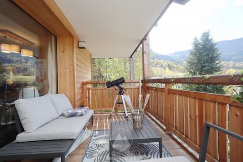 Au coeur du village des Houches, appartement 2 pièces + coin montagne - grande terrasse orientée plein Ouest. Situé au 1 er étage surélevé d'une résidence qui offre des prestations de qualités et des logements aux ligne épurées. Ce deux pièces de 44,...