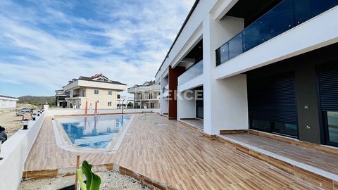 Maisonette-Wohnung mit Bergblick und Pool in Kemer, Antalya Kemer ist bei lokalen und internationalen Investoren aufgrund seiner strategischen Lage und der angebotenen Annehmlichkeiten sehr beliebt. Ein wöchentlicher Basar trägt zum Charme der Gegend...