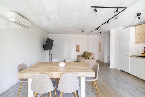 ¡Bienvenido a Cannes, la perla de la Costa Azul! Descubra nuestro refugio urbano que combina elegancia y confort. Este apartamento de dos habitaciones con aire acondicionado ofrece instalaciones modernas, un amplio balcón y estacionamiento privado. C...