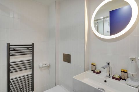 Checkmyguest vous propose ce studio cosy de 15 m², situé dans le quartier animé de la Folie-Méricourt, dans le 11ème arrondissement de Paris. Profitez de la proximité immédiate du célèbre Musée du Louvre et de la majestueuse Cathédrale Notre-Dame de ...