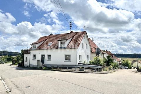 Nichée dans un paysage idyllique au calme, cette charmante maison vous attend, qui se fond harmonieusement dans la nature environnante et est faite pour tous ceux qui recherchent le calme et la détente. La vaste terrasse ensoleillée sur le toit vous ...