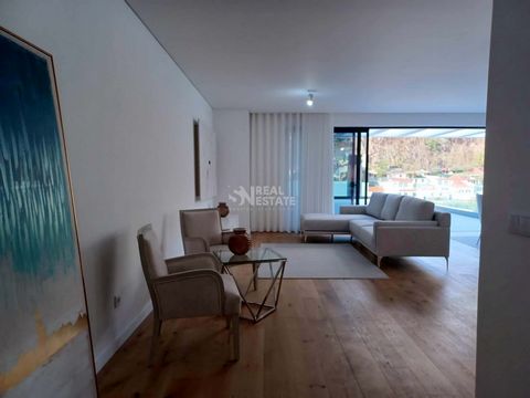 Located in Funchal. Come and live in the Heart of the City of Funchal... Close to everything you need... A 5-minute walk from Funchal...! 5 bedroom duplex apartment, top floor, ready to move in, inserted in a private condominium, located in a privile...