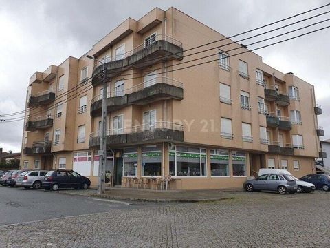 Apartamento T2 com uma área total de 143 m2, situado em Rio Tinto, no concelho de Gondomar, distrito do Porto. Zona com boas acessibilidades, com proximidade às principais autoestradas, a curta distância da A4 e A20. O imóvel está localizado próximo ...