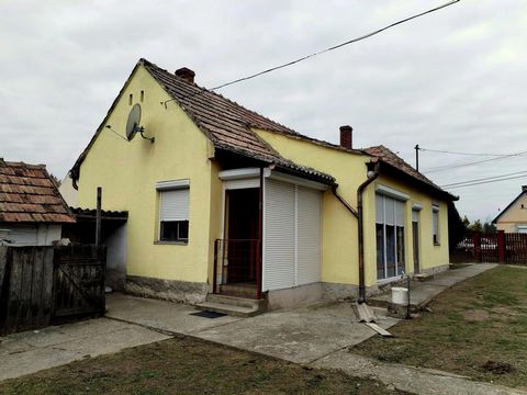 Einfamilienhaus zum Verkauf in Mesztegnyő   Preis: 16,9 Mio. HUF (ca. 41.000 € ) Ort: Mesztegnyő, Marcali, Somogy, Südtransdanubien Grundfläche: 70 m² Anzahl der Zimmer: 3 Zustand: Renovierung erforderlich Grundstücksgröße: 2.090 m² Äußerer Zustand: ...