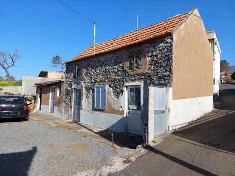 Entdecken Sie diese einzigartige Investitionsmöglichkeit in einem rustikalen Lagerhaus in Prazeres, Madeira. Dieser charmante Raum verfügt über eine traditionelle Steinkonstruktion aus der Region, die durch ein Ziegeldach ergänzt wird und eine authen...