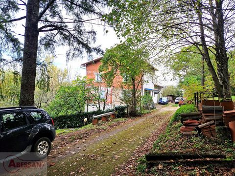 Tarn 81. Te koop huis en zijn grote grond, gemeente CASTRES. Albi 40 km/45 min, Toulouse 70 km/1u15, Beziers 105 km/2u, Montpellier 175 km/2u45. Op de hoogten van Castres, in een landelijke omgeving ver van de buren en op 5 minuten van het stadscentr...