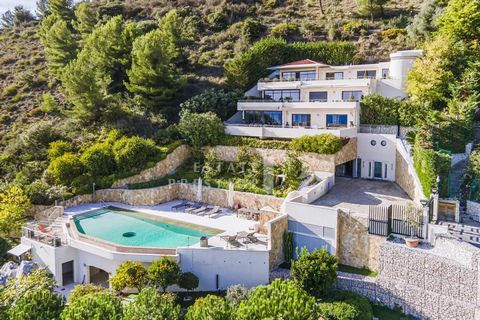 Una perfetta combinazione di lusso, comfort e sicurezza, scoprite questa villa eccezionale immersa nel cuore di un dominio privato sicuro a pochi minuti da Monaco. Beneficiando di una superba vista panoramica sul mare e offrendo un ambiente abitativo...