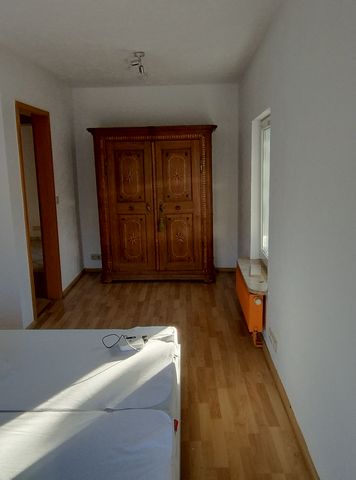 Das 3Zimmer Apartment (ca. 65 Qm) verfügt über zwei Schlafzimmer welche drei Personen Platz bietet. Zusätzlich können (auf Anfrage) zwei weitere Personen das komfortable Schlafsofa im Wohnzimmer nutzen. Ein Highlight ist der 55 Zoll HD TV sowie das g...