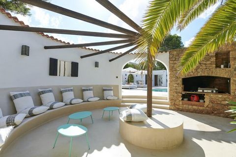 Questa spaziosa villa è ideale per grandi gruppi, ospitando comodamente fino a 12 persone. Con diverse sistemazioni per dormire, offre un mix di comfort e stile, con un'accogliente zona giorno completa di divano e un grazioso balcone per rilassarsi. ...