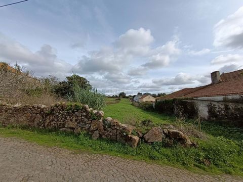 Imagine-se a acordar rodeado pela serenidade e beleza natural de um terreno de 1312 metros quadrados com vista para a serra de Sintra, localizado nas Arroeiras, Igreja Nova. Apenas a 6km de Mafra e a 5km da A21, pode estar em Lisboa em meia hora, em ...