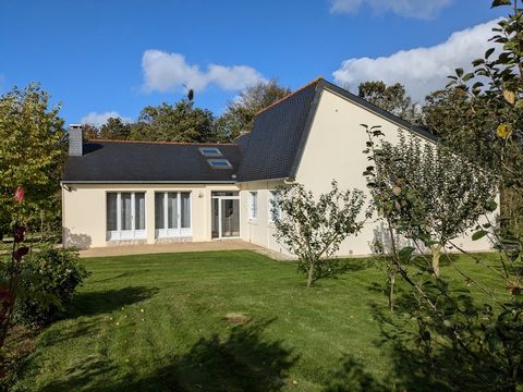 Nichée dans un havre de verdure, verger et sous bois, Lesneven Immobilier a le plaisir de vous présenter cette maison moderne de 1970 de plain pied qui nous accueille dans son espace séjour et salon sur 65 m2, ses quatre chambres et salle d'eau au mê...