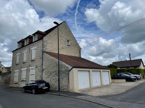 Dans un secteur calme et recherché, proche de toutes commodité, cet appartement F3 de 64m2 situé au premier étage d'un immeuble très bien entretenu, propose :  Une entrée déservant un séjour, une cuisine, deux chambres ainsi qu'un placard, une salle ...