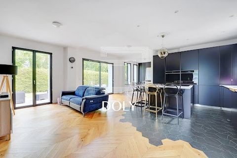 EXCLUSIVITÉ DOLY DOLY est fier de vous présenter en exclusivité cette magnifique propriété à Medan dans Les Yvelines, une maison de six pièces avec son grand terrain de 840m2 et sa terrasse en béton ciré. Située à 40min de Saint-Lazare, venez découvr...