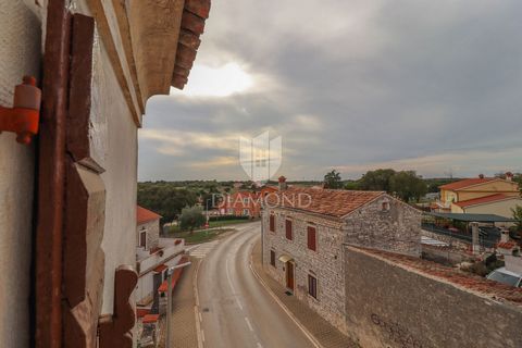 Location: Istarska županija, Bale, Bale. Bale, Zentrum – Einzigartiges Steinhaus zur Renovierung mit eigenem Garten! Im malerischen, historischen Ort Bale gelegen, bietet dieses authentische Steinhaus eine besondere Gelegenheit zur Neubelebung. Das H...