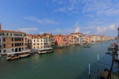 Ort: San Marco, Venedig San Marco ist das Herz der Stadt Venedig, das bekannteste und prestigeträchtigste Viertel. Von jedem Punkt aus sind sowohl der Markusplatz als auch das Teatro della Fenice zu Fuß erreichbar. Diese Gegend ist auch sehr gut von ...