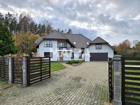 Dit ruime, elegante familiehuis in de provincie Ādaži biedt een serene omgeving te midden van pijnbomen in de buurt van het Ataru-meer. Met 182 vierkante meter woonoppervlak (379 m² inclusief de garage, spa-zone) op een perceel van 2505 m², is het pe...