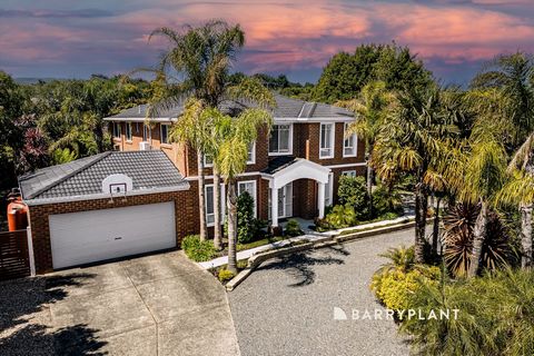 Ervaar luxe en gemak met dit prachtige pand in het hart van Lysterfield. Op slechts een korte loopafstand van Lysterfield Primary School en Lysterfield Reserve, en met directe toegang tot bushaltes die u verbinden met Stud Park en Ferntree Gully, is ...