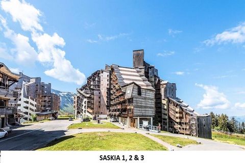 Située dans le quartier de la Falaise, à proximité immédiate des parkings couverts, cette résidence offre une vue panoramique sur la station et la vallée de Morzine. Elle est composée de plusieurs bâtiments : Le Saskia, Le Datcha, l'Elinka, l'Hotel d...