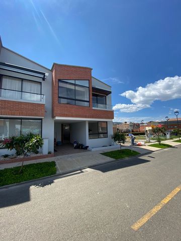 Esta casa se encuentra ubicada en La Ceja. Tiene un área de 143m² los cuales se distribuyen en 3 habitaciones, 3 baños, cocina integral, balcon, patio, espacio iluminados. También cuenta con un paqueadero. Ademas podrás aprovechar de una porteria.  T...