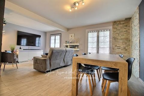 45410 - Artenay Sylvie Tesson et Axel Villoingt-tesson vous présentent une maison 152m2, 3 chambres, sur un terrain de 210m2. Salon-séjour avec poêle à bois et cuisine ouverte 41m2, wc, garage attenant Etage : palier desservant 3 chambres, salle de b...