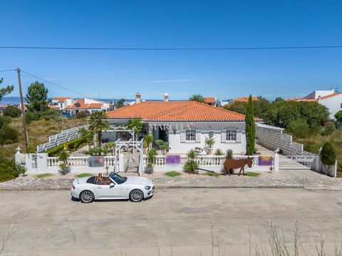 Splendida villa indipendente con 4 camere da letto e piscina nella tranquilla urbanizzazione di Paisagem Oceano, vicino a spiagge e servizi. Questa affascinante villa dalle ottime finiture, originariamente costruita nel 2007, è stata completamente ri...