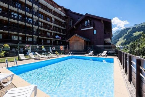 La Résidence Pierre & Vacances Le Peillon, bâtiment d'architecture traditionnelle, est située au cœur du domaine des Trois Vallées, en plein centre de la station. Vous êtes à moins de 50 m des commerces et des rues bordées de restaurants, en face des...