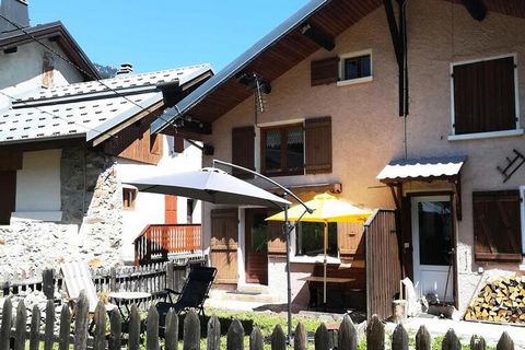 Chalet bifamiliare molto soleggiato e tranquillo. Parte destra (N°45) composta da alloggi per 4/6 persone. Parte sinistra (N°53) composta da alloggio per 4 persone. Giardino con bellissima vista. Situato in un vicolo cieco non accessibile in auto e a...