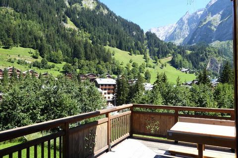 Chalet molto caldo e di fascia alta con finiture perfette. Atmosfera di montagna e arredamento perfetto. Composto da 2 appartamenti in affitto. Piacevole terreno di piacere. Situato vicino al centro acquatico, alle piste di sci di fondo, ai negozi e ...