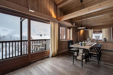 MEGEVE – Proche Centre Le chalet Reine des Prés, situé à proximité de la télécabine de Rochebrune est un chalet idéal pour des vacances en famille à Megève. Une pièce de vie lumineuse, propose différents espaces, un salon télévision cosy, un salon co...