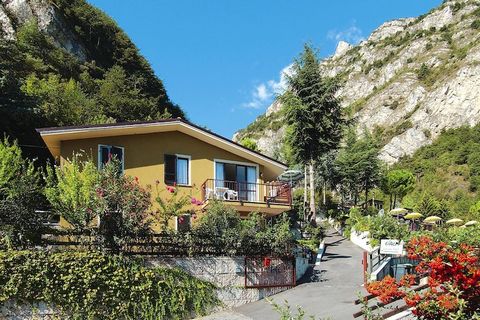 Tra l'atmosfera mediterranea e le montagne alpine, in questa residenza ben tenuta, gli atleti in particolare ottengono i loro soldi. Le villette a schiera a schiera vi aspettano su una bella collina appena sopra Limone. tra gli uliveti si può ammirar...