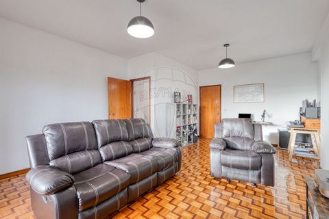 Este apartamento T2, localizado em Fânzeres, Gondomar, oferece uma série de características e comodidades que o tornam um lar confortável e conveniente. Abaixo estão os detalhes principais: ▪️Localização: Situado em Fânzeres, Gondomar, este apartamen...