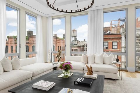 GADAIT International nodigt u uit om de essentie van verfijnd stedelijk wonen te ervaren met dit uitzonderlijke triplex penthouse in het hart van SoHo, dat een ongeëvenaarde binnen-buiten woonervaring biedt. Met drie terrassen, elegante interieurs en...