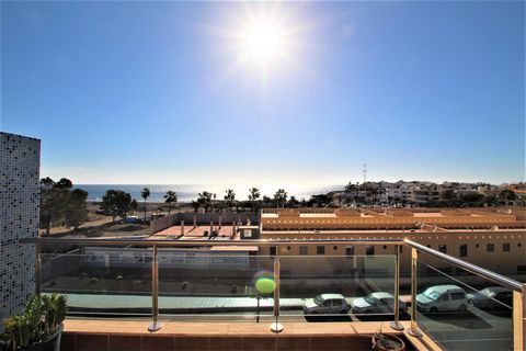 Wohnung zu verkaufen in Arguineguín, Gran Canaria Das Haus: Es ist eine Wohnung mit spektakulärem Blick auf das Meer und die Stadt Arguieguín. Es hat ein komfortables und praktisches Design. Seine Verteilung ist wie folgt: Große Terrasse mit Meerblic...