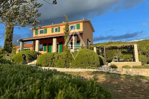 Labin, Istria: Incantevole Casa con Piscina in un Ambiente Tranquillo Situata sulla costa sud-orientale dell'Istria, tra le armoniose città di Labin e Rabac, questa casa appartata offre un rifugio di pace. Labin, una città ricca di storia e cult...