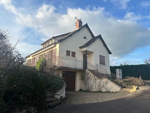 Kelder: Garage, van 50 m2, 2 werkkamers, van 20 en 15 m2 elk berging. Stookruimte. Begane grond: Inbouwkeuken, tegelvloer, ca. 11m2 Entree met vaste kasten. Een kantoor, kasten, ca. 8 m2 Woon-eetkamer, tegelvloer, open haard, toegang tot terras, ca. ...