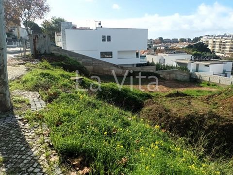 Land for construction of a detached house - Cascais. Centrality, tranquility and modernity are what this project offers. Land with 645 m2, with the possibility of building a detached house with 611 m2, located close to Monte Estoril, in a residential...