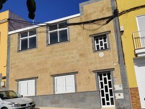 Tolle Gelegenheit! Ein Haus mit enormer Kraft steht im Viertel Camino de la Cruz der Gemeinde Arucas zum Verkauf. Sie werden eine atemberaubende Aussicht und eine ruhige Umgebung genießen. Dreistöckiges Haus plus begehbare Dachterrasse. Um sich zu re...