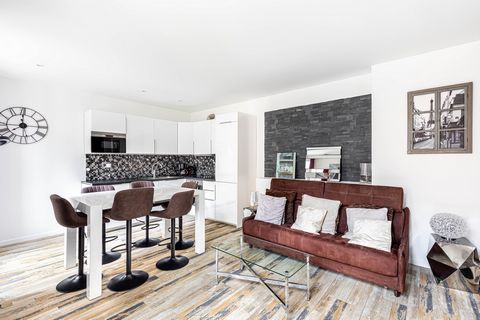 This 2nd-floor apartment with elevator, located in the 3rd arrondissement of Paris, is ideal for families or friends of 4. Tastefully decorated, it's next to the Marais district and close to all amenities. You'll appreciate the proximity of many tour...