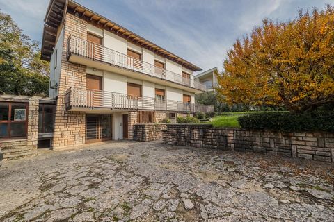 Questa spaziosa casa plurifamiliare si estende in modo impressionante su tre piani e offre opzioni di utilizzo flessibili con due o tre unità abitative. Sia che vogliate utilizzarlo come un classico condominio o convertirlo in una villa signorile, qu...