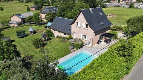 Rara nella zona della valle, casa tradizionale costruita con materiali di pregio di circa 140 mq su terreno di circa 2000 mq. Situato a Saint-Christophe, con tutti i suoi servizi, supermercati, farmacia, medico, scuole, panetteria, macelleria ecc., a...