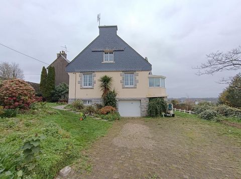 Maison familiale avec de beaux volumes. 2 chambres en Rez-de-chaussée avec salle de bain. Cuisine aménagée, salon séjour avec cheminée, véranda avec vue sur la vallée. En étage, 2 chambres avec lingerie et greniers. Sous-sol complet avec coin chauffe...