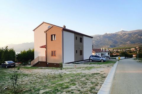 Appartementhaus in ruhiger Lage, mit schöner Aussicht auf das Velebit Gebirge und den angrenzenden Wald. Der Weg zum nur 150 m entfernten Strand führt durch einen Pinienwald der sich direkt vor dem Haus befindet. Die Ferienwohnung ist geräumig und ge...