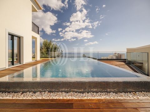 3-bedroom villa with 468 sqm of gross construction area, with garage, swimming pool, and sea and Funchal city views, set on a 559 sqm plot, in São Martinho, Funchal. Composed of three suites, a 74.1 sqm living room, and a fully equipped kitchen with ...