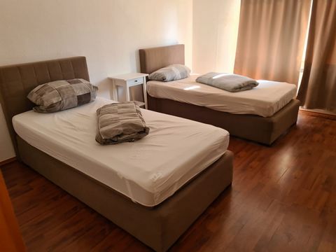 Gemütliche 1-Zimmer-Wohnung in der Mellerstraße 247 in Osnabrück! Die Wohnung ist mit zwei Einzelbetten, WLAN, TV und einer Gemeinschaftswaschmaschine im Keller ausgestattet. Restaurants, Imbisse und Supermärkte befinden sich in direkter Nähe und bie...