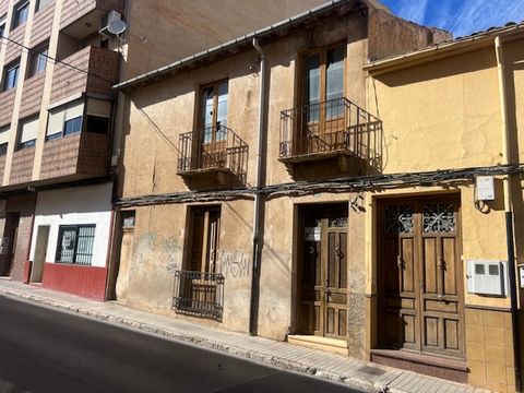 Maison de village au centre d39Almansa avec un grand jardin à l39arrière Il s39agit d39une maison de village qui a besoin d39une réforme complète mais qui a l39avantage d39être au centre et d39avoir un jardin privé Le prix est pour la maison mais il ...