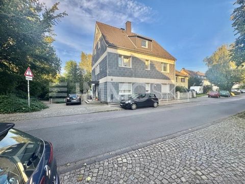 Dieses ansprechende Mehrfamilienhaus bietet modernen Komfort und ein hohes Maß an Lebensqualität. Die großzügige Gartenfläche sorgt für eine angenehme Atmosphäre im Freien, während die Gaszentralheizung, Kunststofffenster und die erneuerten Wasserlei...