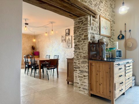 Au cœur d’un village de campagne à Vallet, à 3 km de La Boissière du Doré et 7km de Vallet, venez découvrir cette superbe rénovation. Une maison alliant le charme de l’ancien, avec pierres apparentes, poutres en bois et décoration moderne. Idéale pou...