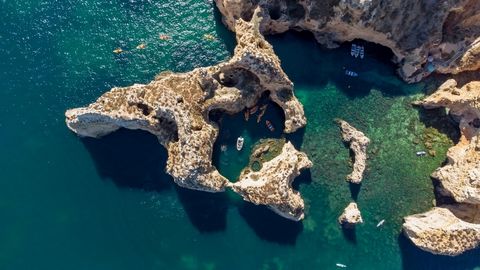 Situado numa zona privilegiada de Lagos,este terreno fica a poucos passos da praia de Porto de Mós,conhecida pelas suas águas cristalinas e ambiente animado.A orientação sul proporciona muita luz natural, tornando-o num local ideal para relaxar e viv...