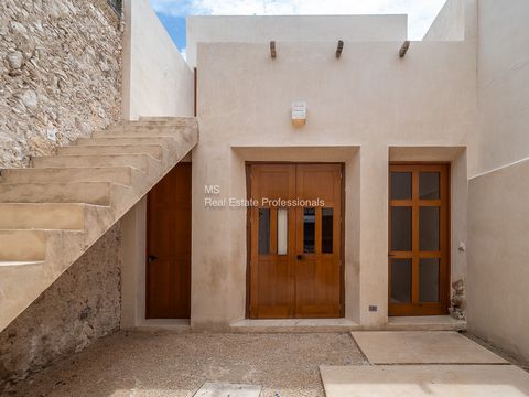 $495,000 USD - Propriété nouvellement construite et absolument magnifique de 3 chambres et 3,5 salles de bain à Santa Ana. Une véritable oasis de modernité avec une utilisation sophistiquée du verre, du fer et du bois qui créent une atmosphère chaleu...