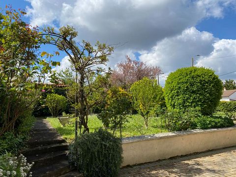 NIORT MAISON 88 m² 3 chambres secteur cholette dans une rue très calme. Résidence principale ou investissement locatif Venez découvrir cette maison des années 70 sur sous sol Pour visiter et vous accompagner dans votre projet, contactez Pascale ROULL...